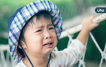 孩子輕碰就暴怒、從小就敏感？爸媽當心「觸覺防禦」9大症狀這樣解