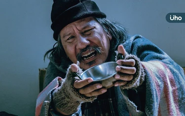 乞丐要錢你會給錢嗎？行為專家揭真相：心思細膩的人會「這樣做」 