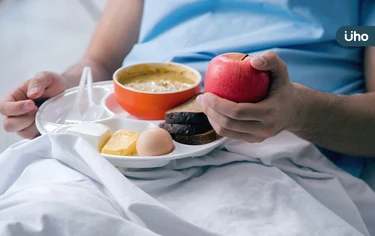 安寧療護病人不吃不喝可以嗎？畢柳鶯：別再「以愛之名」提供食物