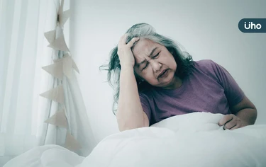 老人家晚上睡不著?揭密夜間睡眠「6大問題」:小心失智症也上榜