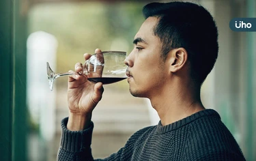 每天小酌不傷身?醫:小心酒精讓「紅血球異常變大」恐致酒精性肝病