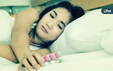 40歲女吞安眠藥，竟腦霧「半夜起來煮飯」！醫示警：恐增失智風險