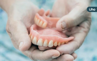 媽媽的遺願是做假牙！女兒協助代印假牙：媽媽能有牙齒「體面離開」