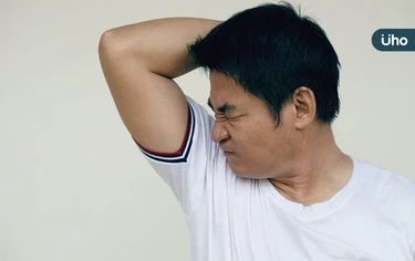 耳朵濕濕的人容易有狐臭!醫揭止汗劑「最佳使用時機」:洗澡後塗抹