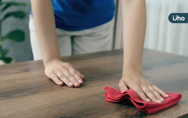 擦桌子來回擦，小心越擦越髒！專家揭「正確擦桌3招」先濕後乾才對