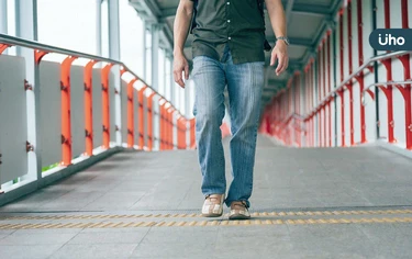 「走路」是最安全的運動？專家揭「7種錯誤走法」：每一步都傷膝蓋