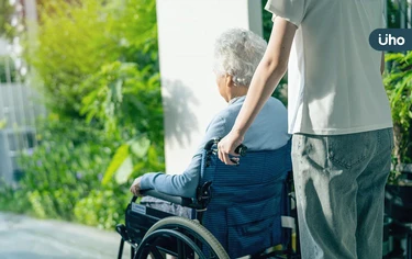 80歲聘外籍看護免評！失智協會憂「輕中度也需照護」恐淪排擠重災戶
