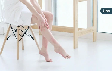 久坐族「小腿脹痛」當心血栓！醫揭「深層靜脈栓塞」警訊：5招可預防