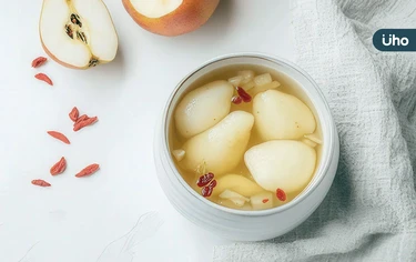 秋天宜吃白色食物！6道「潤肺甜品」銀耳、秋梨入菜：舒緩咳嗽喉嚨痛