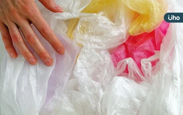 還用塑膠袋裝外食?研究揭「塑膠微粒」恐傷腎引中風:教你4招少接觸