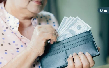 皮夾裡只放1000元就好？中高齡理財3種對策：避免「突然想請客」