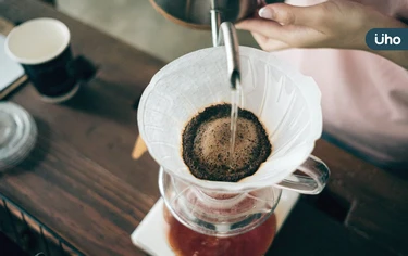 自己泡咖啡苦又澀？專家揪「4NG行為」影響風味：建議沖泡●●分鐘