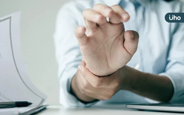 手腕鼓起「1粒腫塊」壓迫疼痛？骨科醫揭「腱鞘囊腫」復發風險高