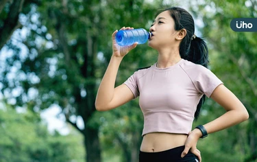 運動飲料怎麼喝最好？建議「運動後●●分鐘」再喝：千萬別一次猛灌