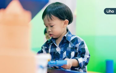 「媽媽我以為妳不要我了！」孩子被獨留幼兒園⋯揭密雙薪家庭托育困境