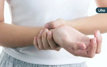 手腕麻痛無力怎麼辦?復健科醫教你「肌腱滑動運動」5步驟改善症狀