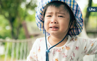 孩子哭鬧不想上學怎麼辦？5方法克服分離焦慮：家長說再見不拖延