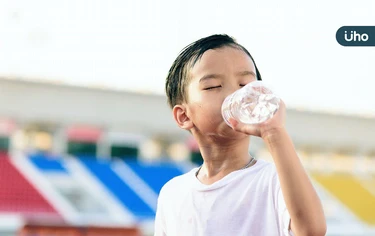 兒童待冷氣房小心中暑！中醫揭清熱解暑小妙招：「乾擦澡」促進循環