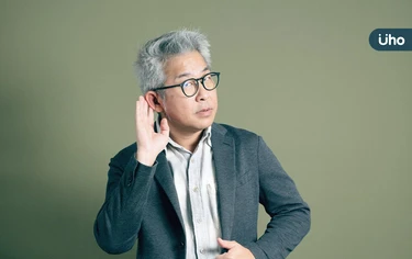 聽力好不好「搓手指」就能檢測!專家警告:聽力退化恐增5倍失智風險