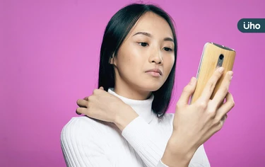 「暑假症候群」頸椎疼痛最常見！醫揭「低頭60度」如小四生坐肩上