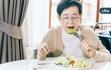  失智症患者進食困難，該不該放置鼻胃管？醫建議：先評估「這4件事」