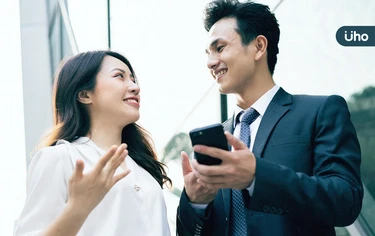 抓住對方心思的「8.2秒法則」！眼神交流注意「3個重點」先揚起嘴角