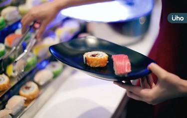 自助餐吃到飽「夾滿一整盤」竟對健康有害？建議「繞場1圈」再決定夾菜
