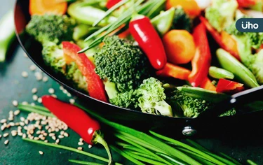 青菜只用來汆燙？小心營養全流光！營養師列「5種烹調法」鎖住營養