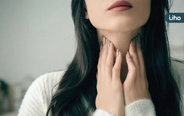 講話聲音沙啞、一直清喉嚨？醫揭「聲帶受傷」原因：肩頸僵硬也是元兇