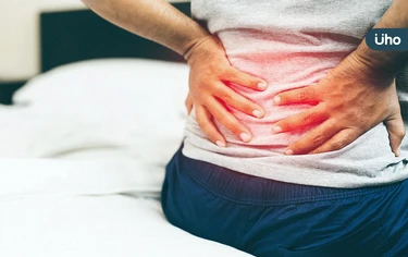 下背痛一直好不了？恐是「骨質疏鬆」作祟！醫揭「做平板撐」就能改善