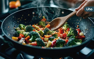 炒菜前要先加鹽，還是起鍋前再加？日本鹽專家教你「1招」完美調味