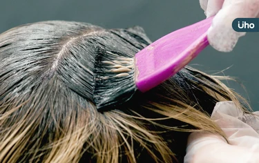 染髮可能影響腎臟功能？染頭髮4大注意事項：避免直接碰觸染髮劑