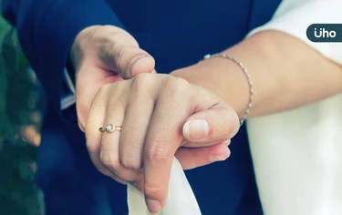 為什麼婚戒一定要帶無名指？一文看懂「手指位置」意涵：帶錯恐招厄運
