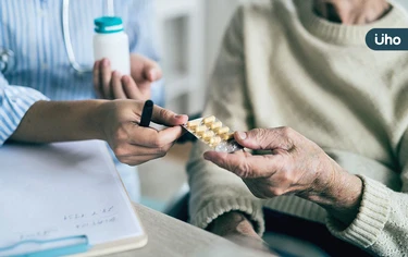 家有「老寶貝」生病不愛吃藥？照護者必知：用「1物」陪他按時吃藥