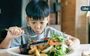 家有小寶貝，吃什麼能頭好壯壯？7歲前補對「3大營養素」健腦更聰明