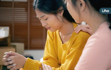 心理急救是什麼？可取代心理諮商嗎？專家授「心理CPR5步驟」先這樣做