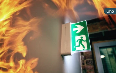 火災初期逃生指南！防災顧問列4大原則救命：「蹲著」確認逃生出口