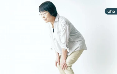 6旬婦「天天背痛」就醫才知骨質疏鬆!醫建議「生活3招」防骨本流失