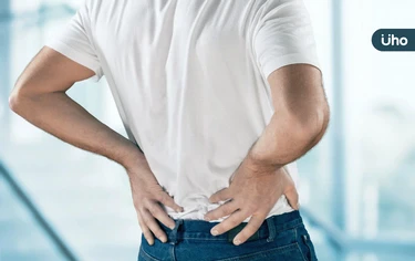 變矮、背痛⋯小心是骨質疏鬆！醫揭骨密度「●●歲」達高峰後開始流失