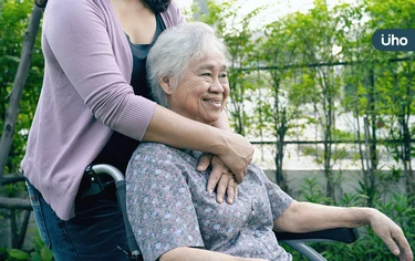 老奶奶患失智症，只記得美好回憶！醫揭「美麗型失智症」讓人幸福