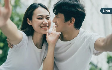 怎麼知道能更進一步？從「姿勢變化」看懂關係：男生放鬆、女生端正
