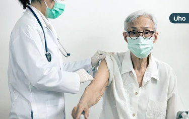 別再猶豫！最新調查揭「僅2成長者打新冠疫苗」醫警告死亡風險比流感高