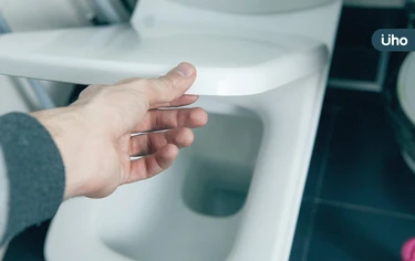上廁所不沖馬桶真的會省水？專家曝「3大壞處」小心管線漏水常常修