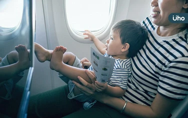 搭飛機小孩哭鬧超崩潰！旅遊專家曝5大選位策略：避開艙前隔板座位