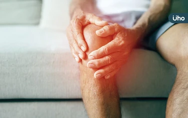 有圖解》膝蓋積水腫脹如何舒緩？該打類固醇嗎？醫教1招「貼紮法」消腫