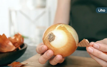 洋蔥剝皮前要洗嗎？專家揭「洗洋蔥正確時機」1步驟錯誤恐食物中毒