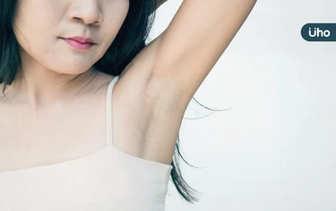腋下黑黑的怎麼辦？教你5招「腋下美白保養」方法：每週溫和去角質