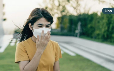 天氣一冷就狂打噴嚏？入秋好發「過敏性鼻炎」正確使用鼻噴劑6大重點