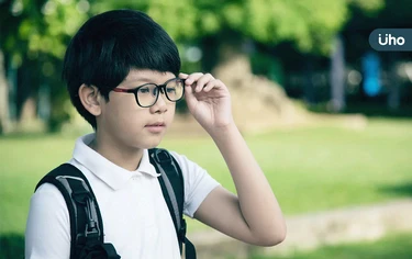 孩子視力檢查1.0，眼睛就沒問題嗎？醫揭「1情況」恐是生理性遠視