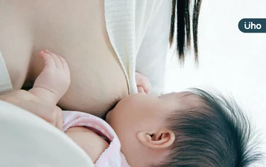 親餵、瓶餵都是愛！新手媽媽5大哺乳秘訣：別被「奶量焦慮」綁架